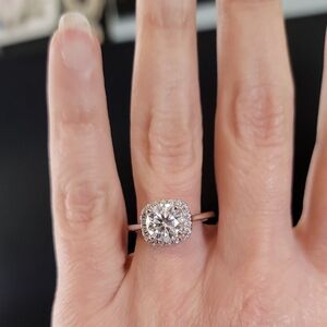 Elegant Silver Women's Ring with Sparkling Stone